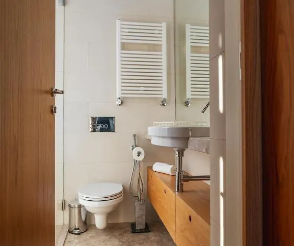 Victoria Luxury Apartment, Historic House Downtown